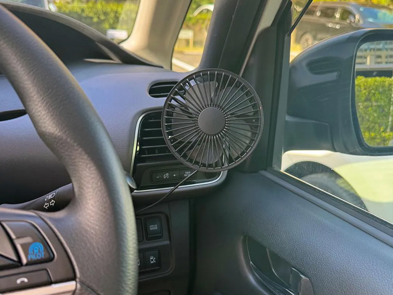 AQ. クルマの扇風機 エアコンルーバー取付け